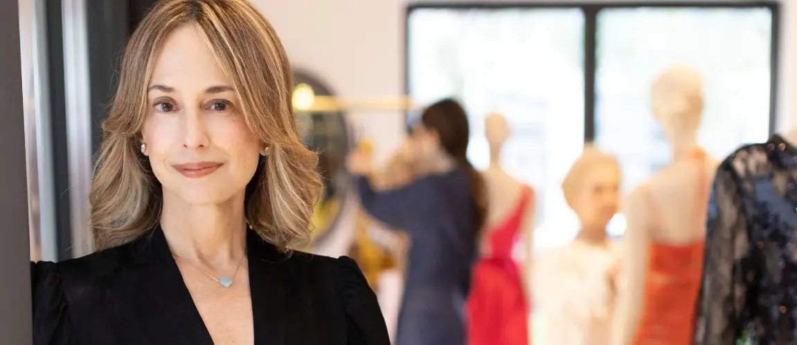 Silvia Tcherassi con diseños de ropa al fondo