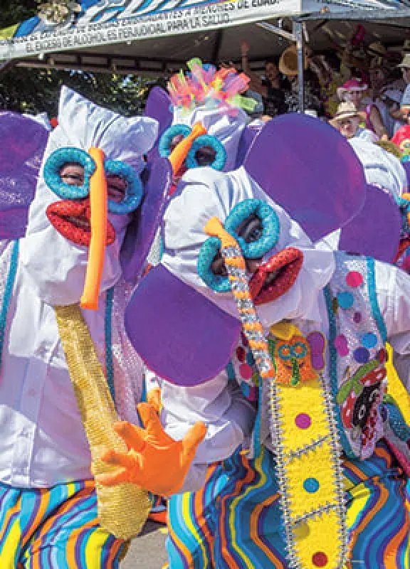 Comparsa de marimondas en el Carnaval de Barranquilla - Disfraz de marimonda en el Carnaval de Barranquilla | Marca País Colombia Nueve razones para disfrutar de la calidez de Barranquilla