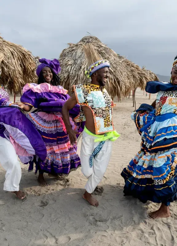 Bailarines de cumbia en la playa de Cartagena. Bailarines de cumbia en la playa de Cartagena.