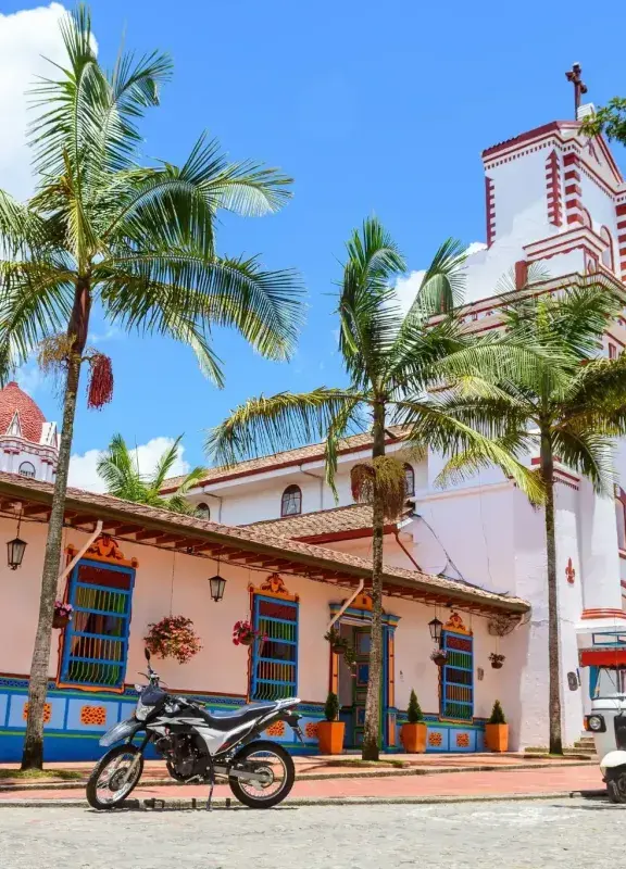 Iglesia blanca con casa colonial en Antioquia Iglesia blanca con casa colonial en Antioquia
