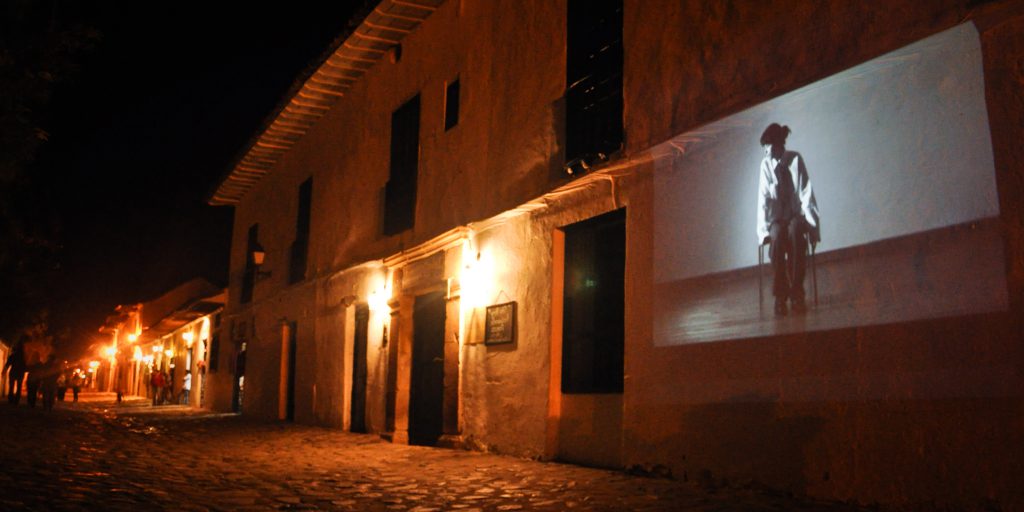 Cine en 35 Ladrillos, Festival de Cine de villa de leyva, calles villa de leyva, proyección de peliculas en la calle 