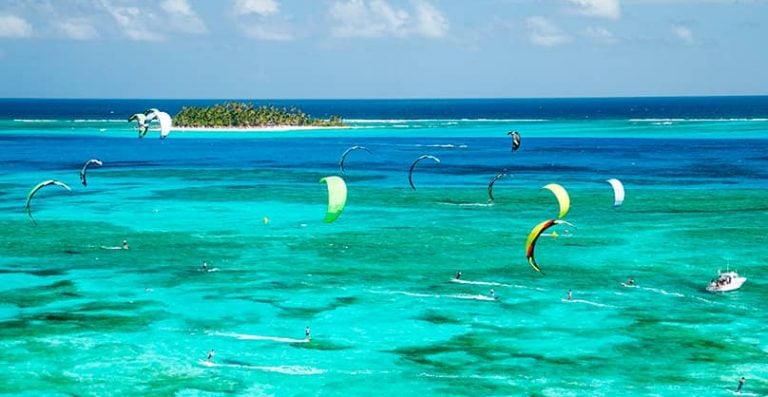 Competición internacional de Kitesurf en San Andrés. Al fondo se alcanza a ver la isla de Johny Cay.