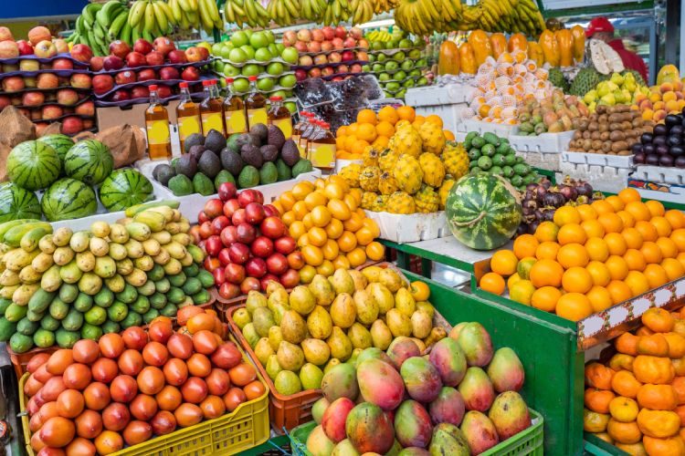 Frutas y alimentos en una plaza de mercado de Colombia