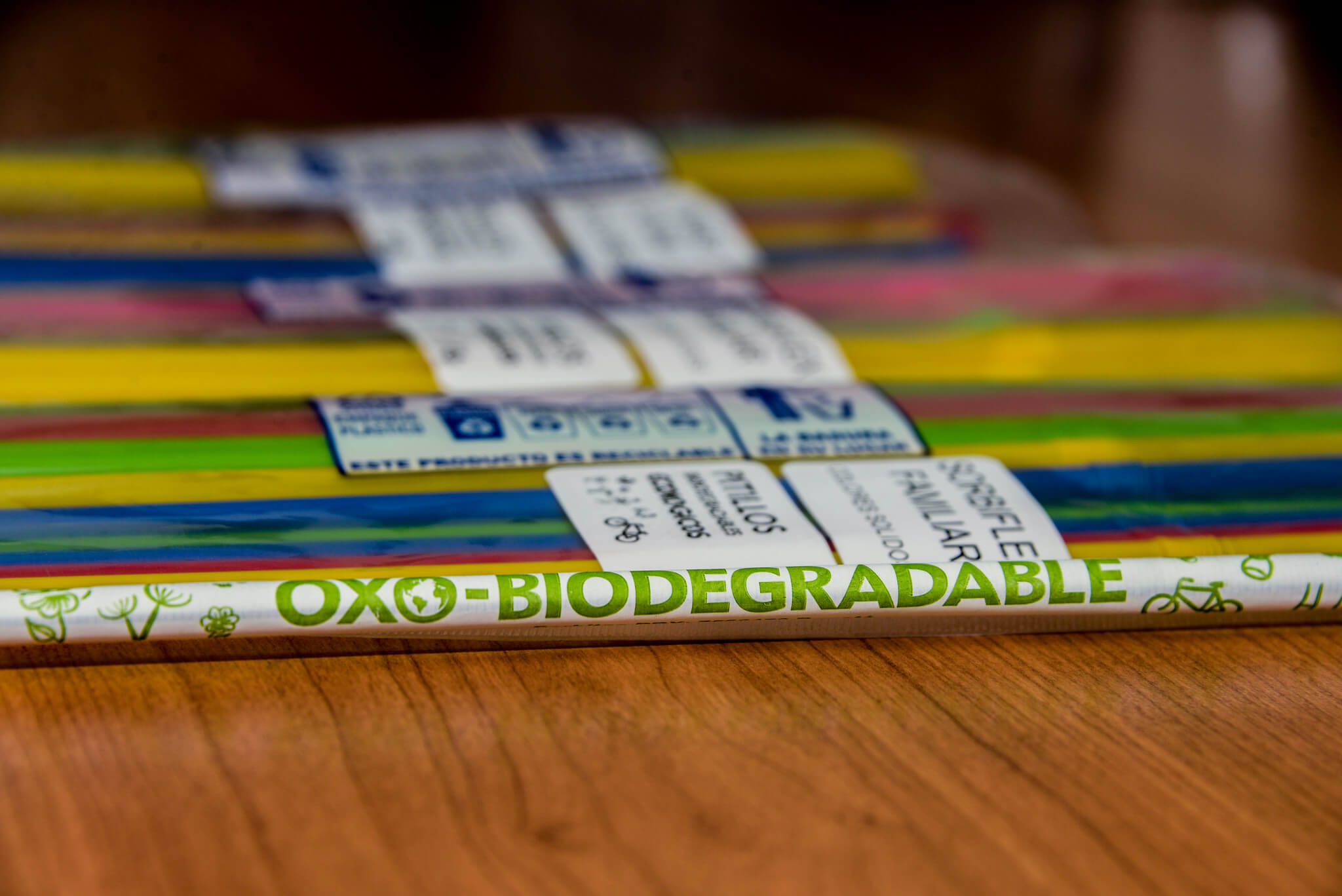 fotografía de Pitillos biodegradables de colores sobre una mesa, productos eco friendly, cuidado ambiental, emprendimientos colombianos