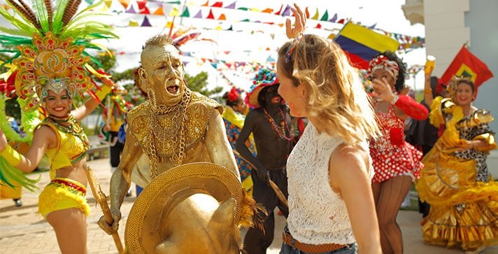 Comparsa bailando con una extranjera en el Carnaval de Barranquilla | Marca País Colombia