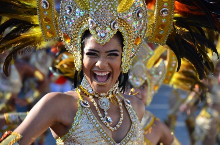 Mujer sonriente en el Carnaval de Barranquilla