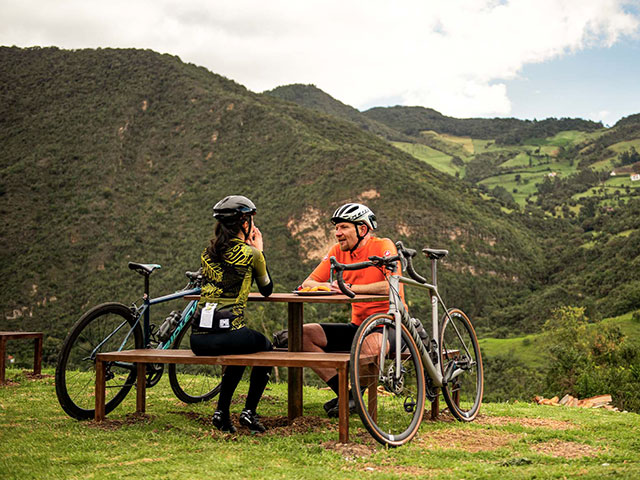 Ciclistas mujer y hombre en el Alto de las Arepas.