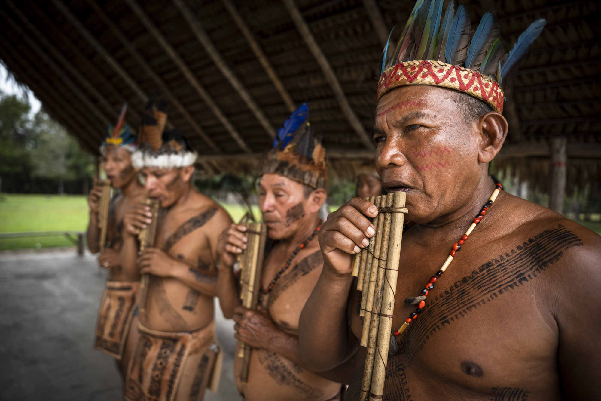 Población indígena colombiana tocando instrumentos tradicionales de nuestros pueblos originarios.