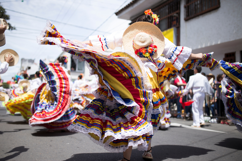 Personas bailando en un carnaval de Colombia.