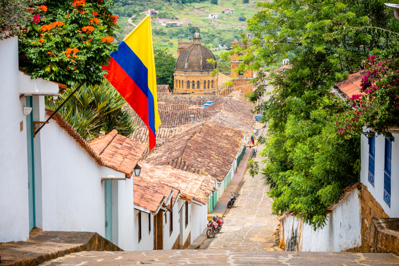 Calle de Barichara con la bandera de Colombia