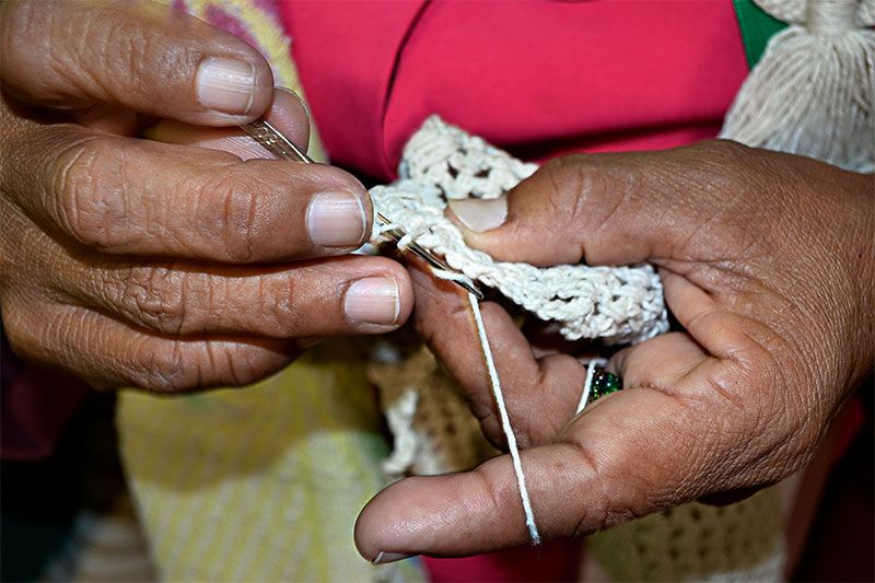 Artisans of a Wayuu mochila bag | Colombia Country Brand