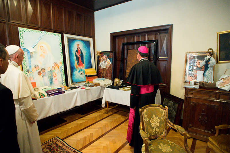 Pope Francis enthralled with a contemporary artwork by a Colombian artist. Pope Francis in Colombia visiting the Apostolic Nunciature | Colombia Country Brand