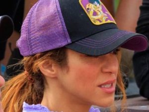 Shakira wearing a Saint Seiya cap. 