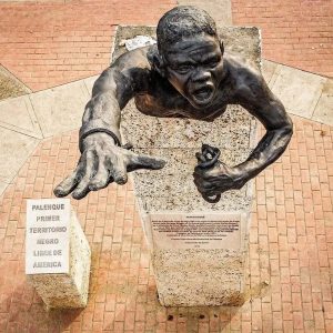 Escultura en Palenque, Cartagena. El primer territorio negro libre de América.