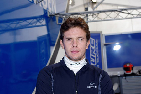 fotografía de Carlos Andrés Muñoz mirando a la cámara con uniforme azul y con fondo de su camerino, pilotos colombianos