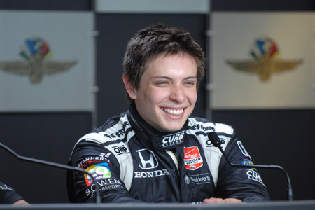 fotografía de Gabby Chaves en rueda de prensa con uniforme blanco y negro sonriendo, pilotos colombianos, talento colombiano