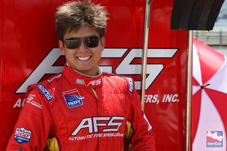 fotografía de Sebastián Saavedra con uniforme rojo mirando a la cámara, pilotos colombianos, talento colombiano