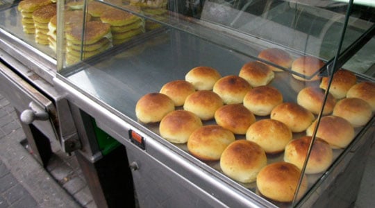 Arepa de choclo, almojábana, viajar por Colombia, gastronomía colombiana, amasijos típicos, pan de yuca