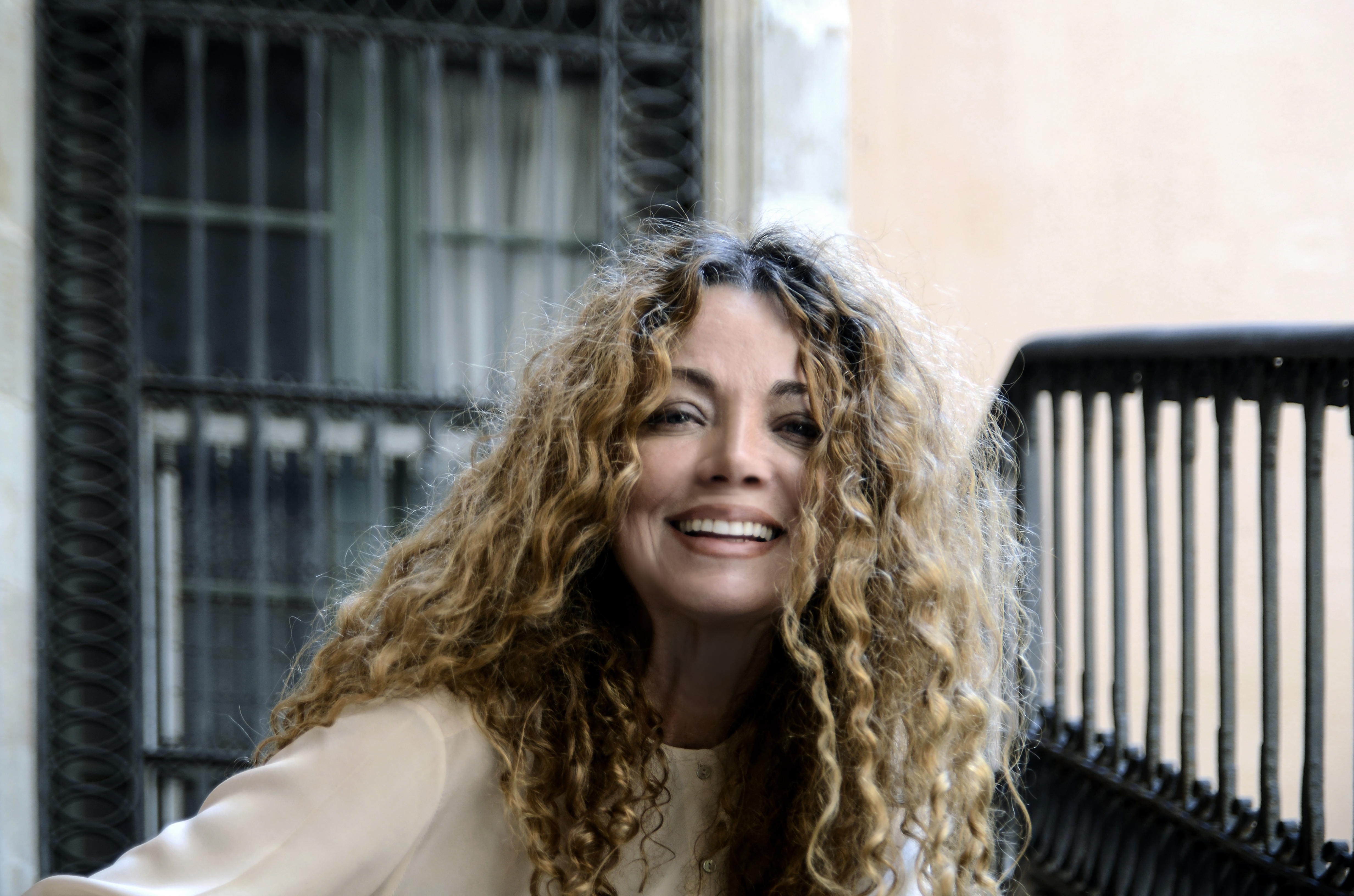 La sabrosura de la mujer colombiana La sabrosura de la mujer colombiana, Angela Becerra, creadora Idealismo Mágico, autora, hispana.