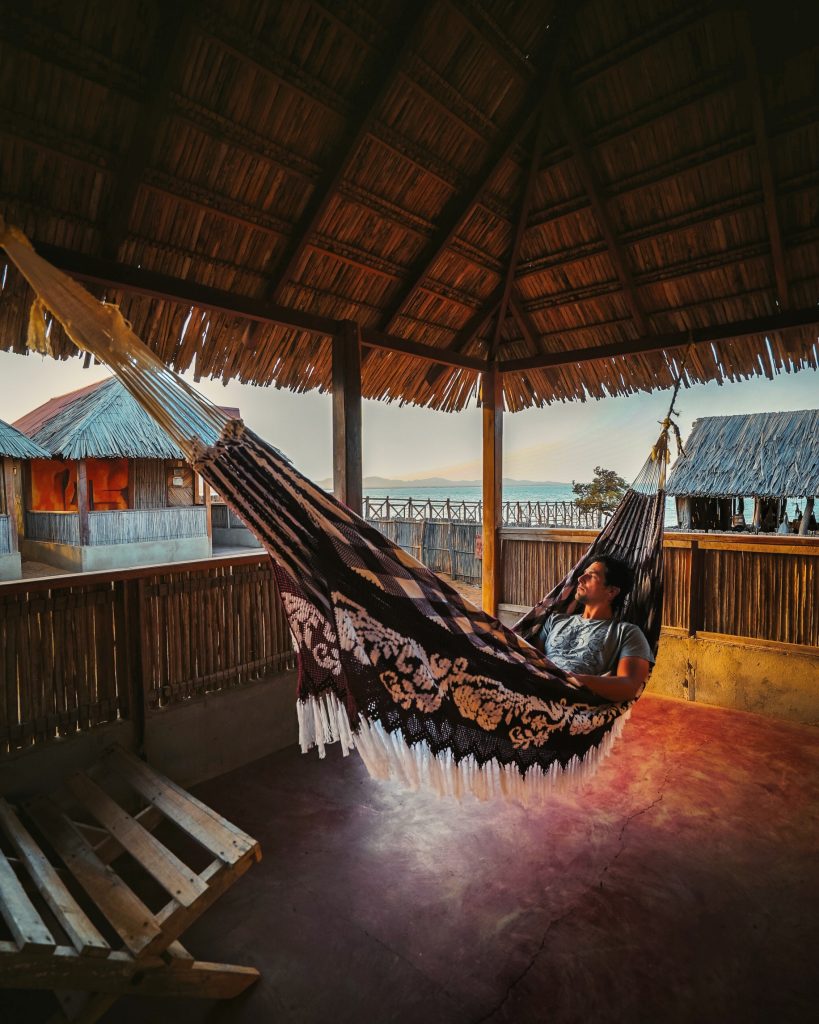 Alan por el Mundo en una hamaca en La Guajira, Colombia Alan por el Mundo en una hamaca en La Guajira, Colombia