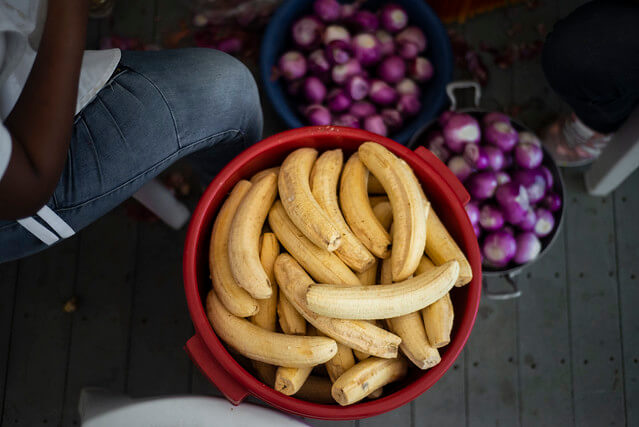 balde lleno de platanos sin cascara tomada en plano cenital y otros baldes al lado, Plátano colombiano, Recetas de jugos naturales