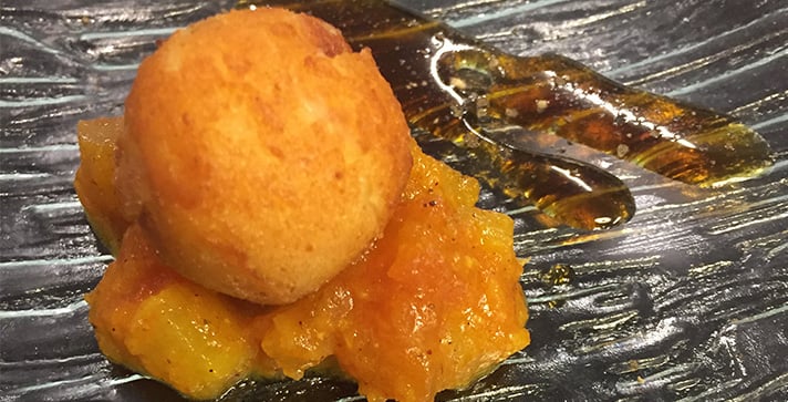 Croquetas de queso, el primer plato de la experiencia en Oculto | Marca País