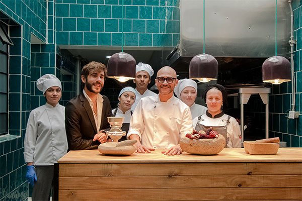 El chef Charlie Otero y su equipo de trabajo de la capital de Colombia | Marca País Colombia