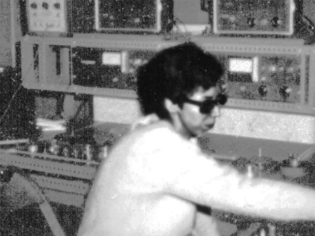 Jacqueline Nova en el Laboratorio de Música Electrónica del Centro Latinoamericano de Altos Estudios Musicales (CLAEM), en Buenos Aires. Año 1967 o 1968. Foto cortesía de Ana María Romano G. y el Blaffer Art Museum.