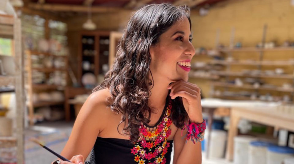 Adry Del Rocío, muralista mexicana, pintando cerámica en Carmen de Viboral, Andes Occidentales Colombianos, para Finding encanto.