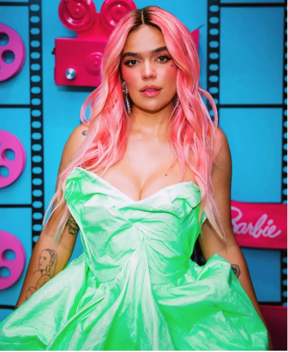 Karol G promocionando la película Barbie.