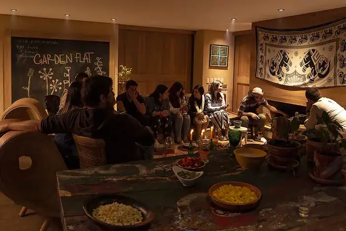 La chimenea, el epicentro de las cenas clandestinas en Garden Flat