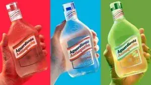 Tres botellas de Aguardiente Antioqueño con fondos de colores rojo, azul y verde.