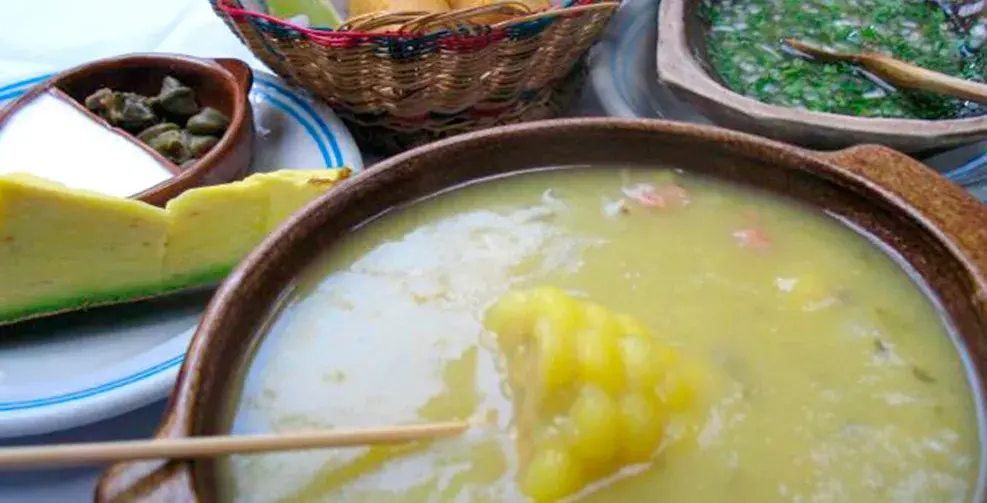 Ajiaco santafereño con aguacate, alcaparras y crema de leche.