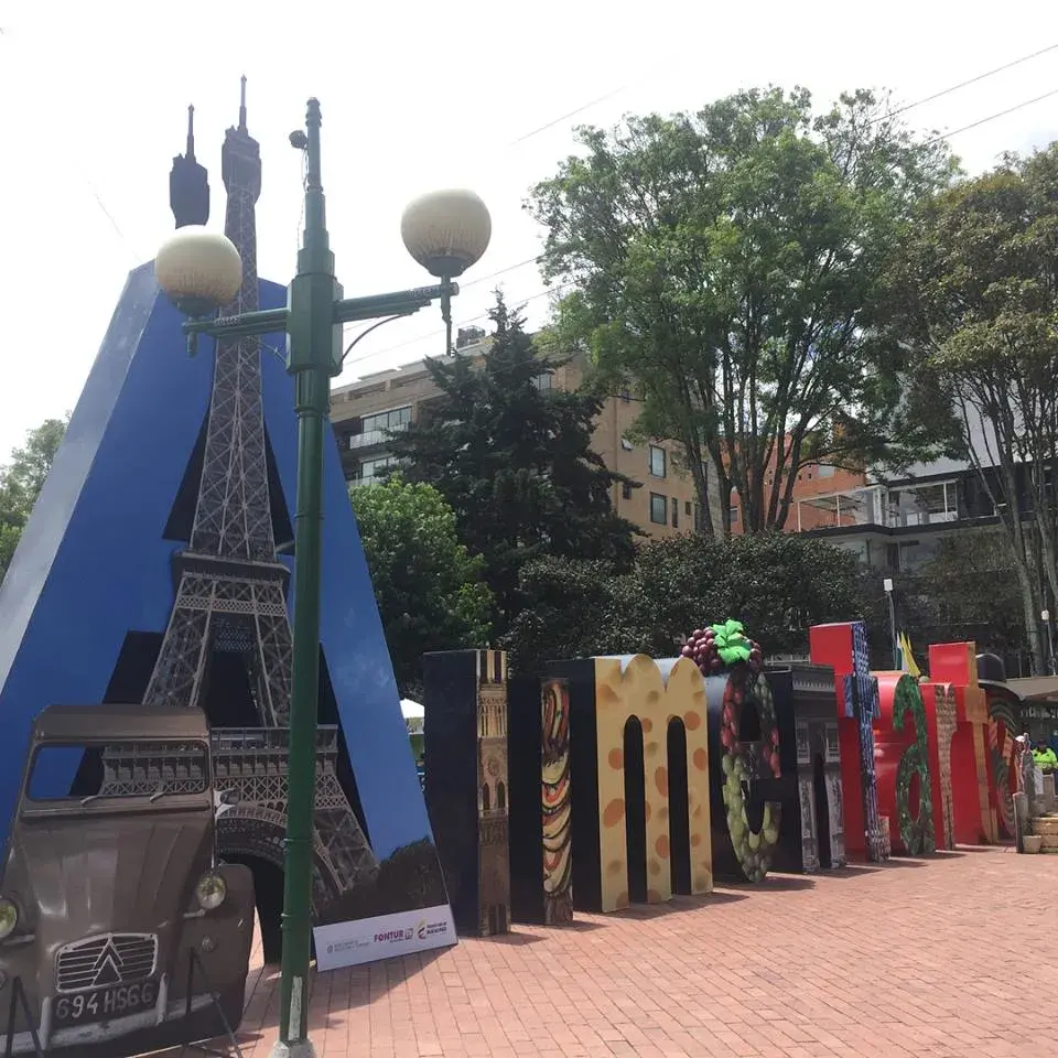 Letrero colorido de Alimentarte en parque de Bogotá