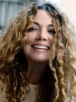 Retrato de Angela Becerra de Francisco sonriendo. ¡Una actriz y presentadora muy querida aquí en Colombia!