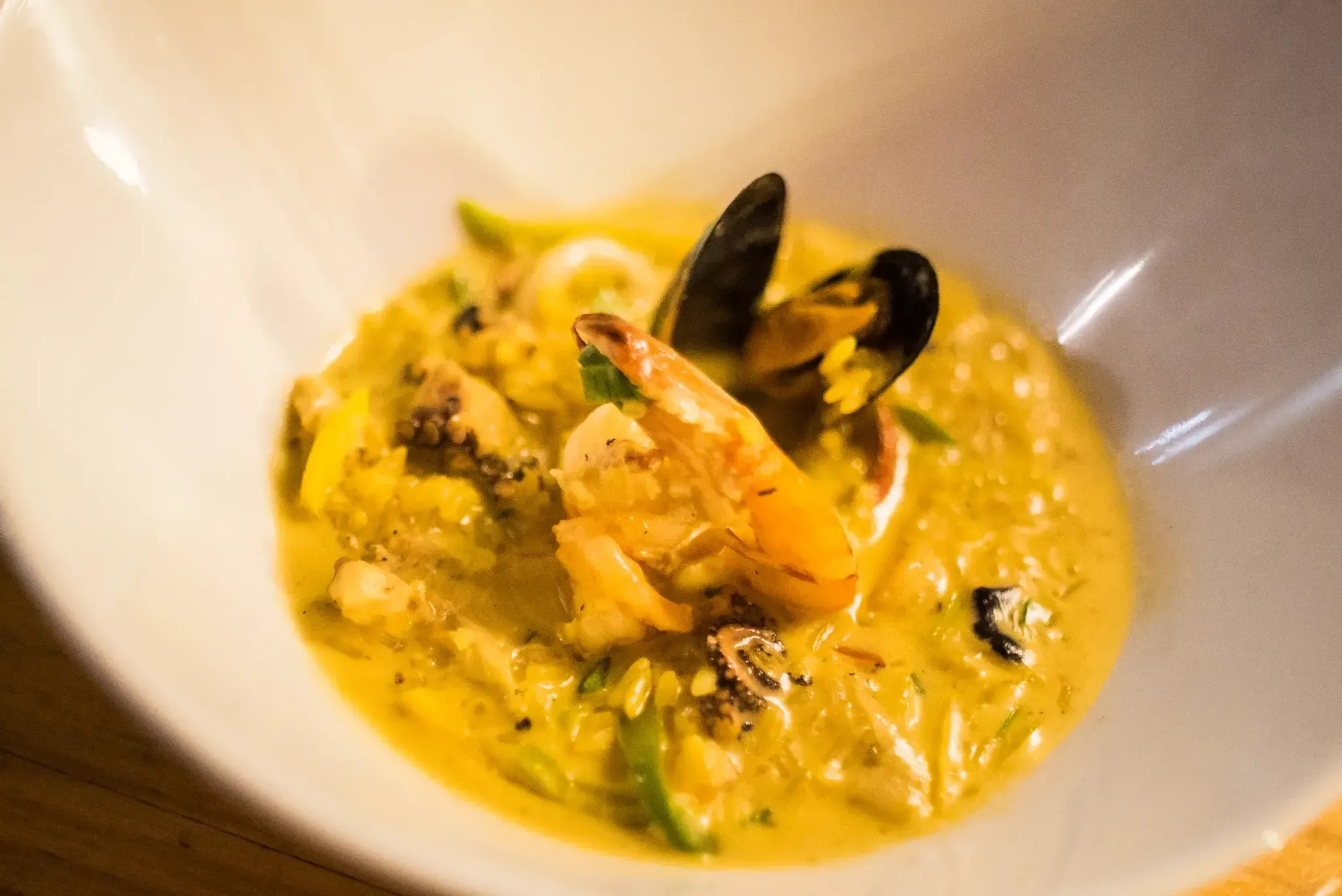 arroz cremoso con mariscos servido en plato hondo estilo cartagenero