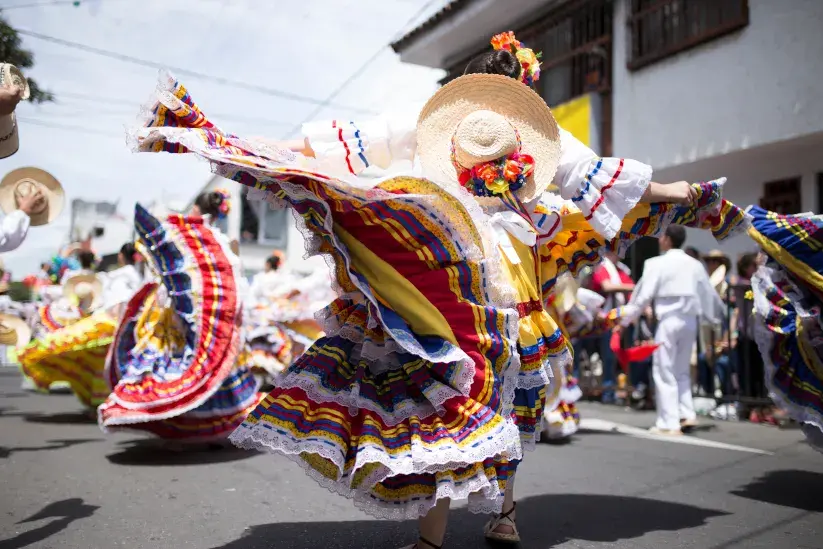 Bailarinas de cumbia en desfile callejero en Colombia.