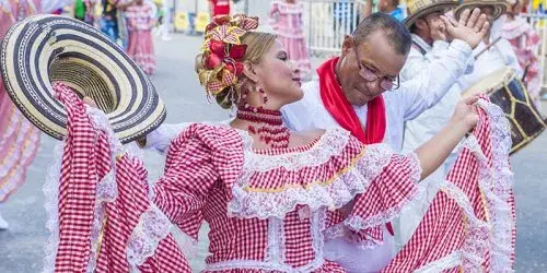 A man and a woman dances Cumbia in Barranquilla, a place to celebrate the International Dance Day | Colombia Country Brand