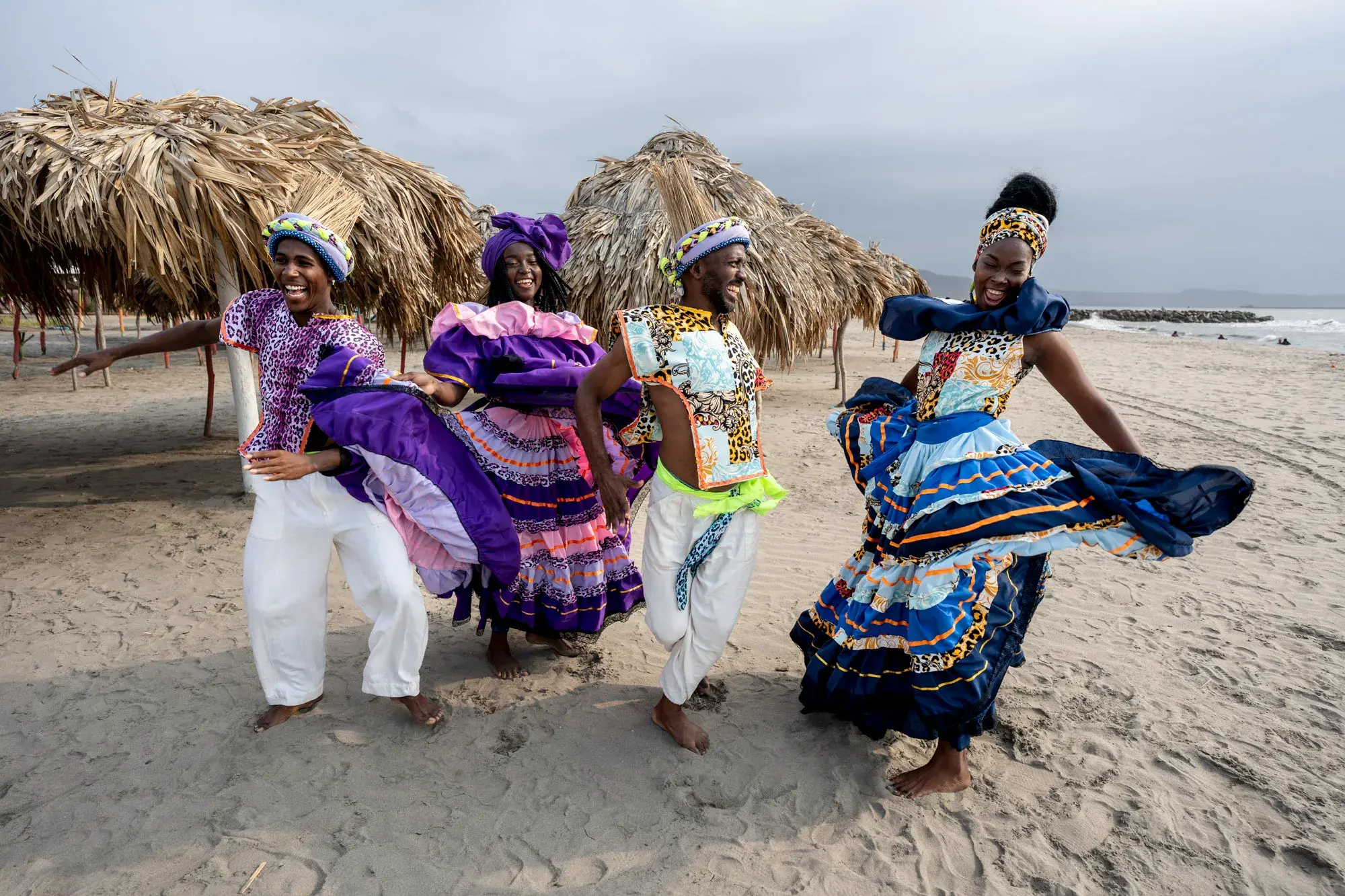 Bailarines de cumbia en la playa de Cartagena.