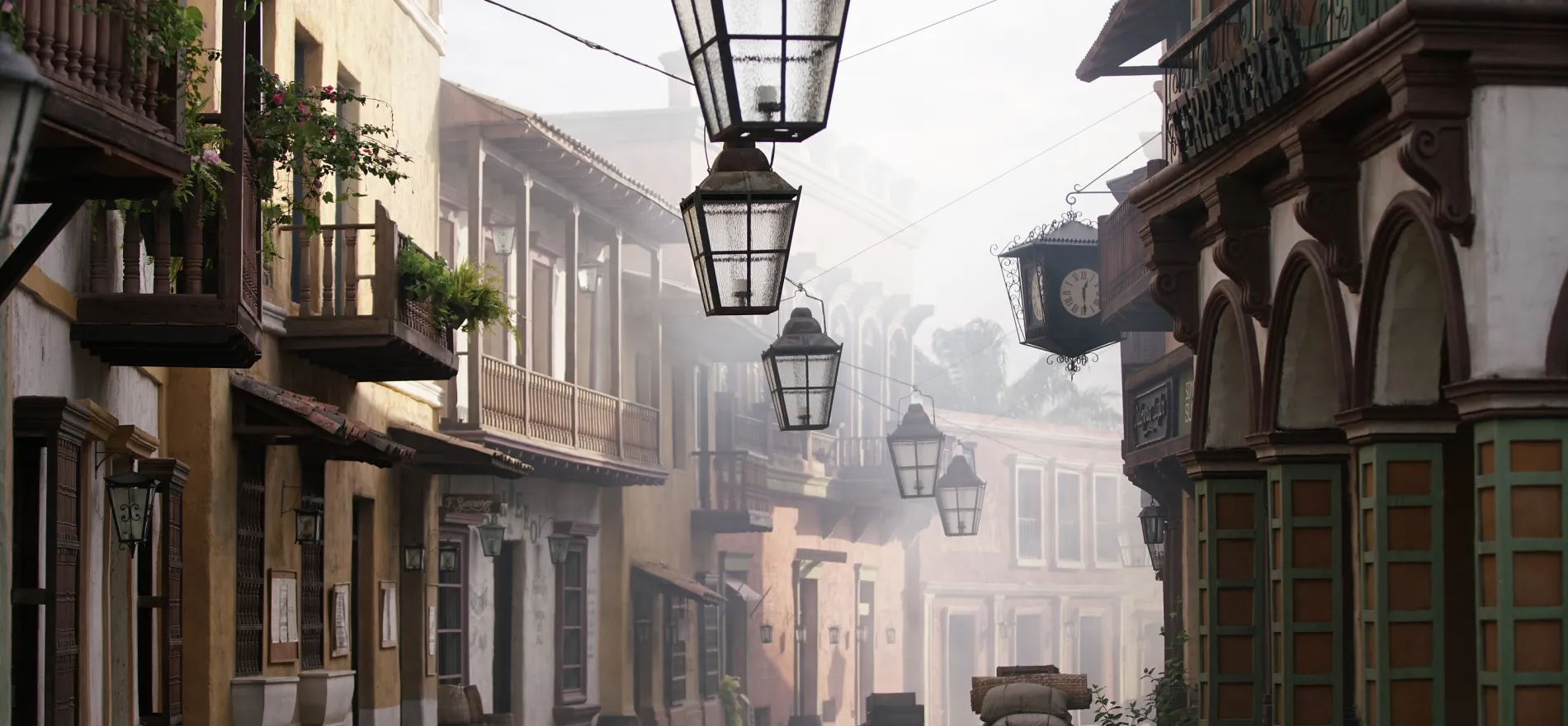 Calle antigua con balcones de madera y faroles en un pueblo latinoamericano.