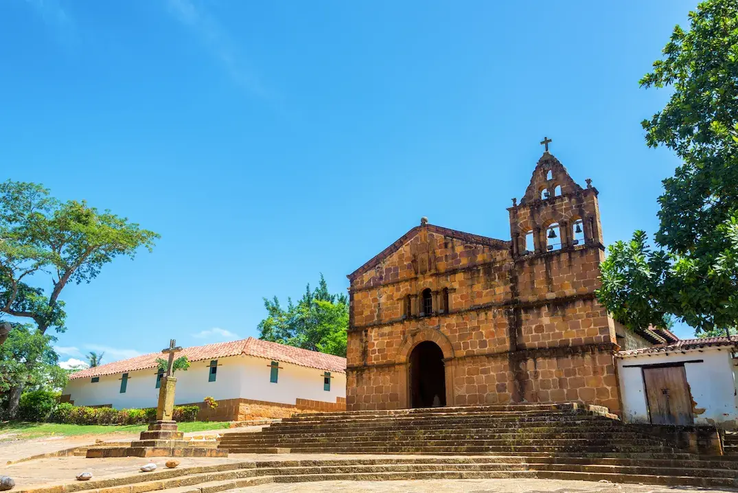 Calles empedradas y casas coloniales en el pueblo de Barichara, Santander