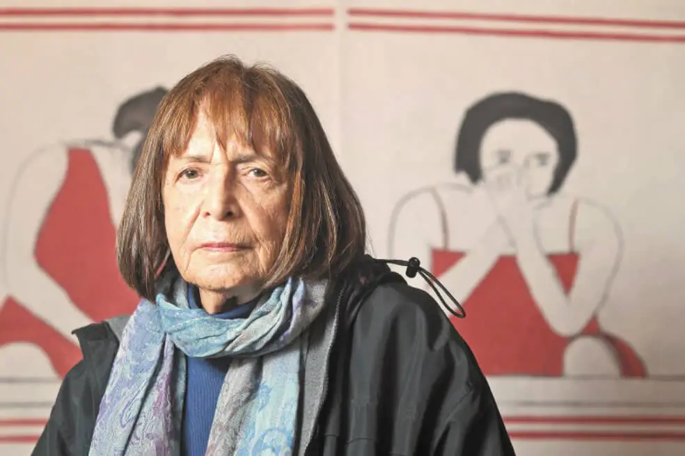 Retrato de Beatriz González frente a una de sus obras. ¡Una artista muy importante de Colombia!