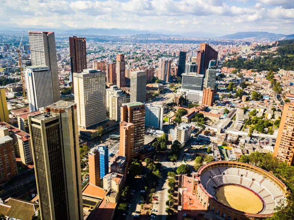 Vista aérea de Bogotá con rascacielos y la Plaza de Toros La Santamaría.