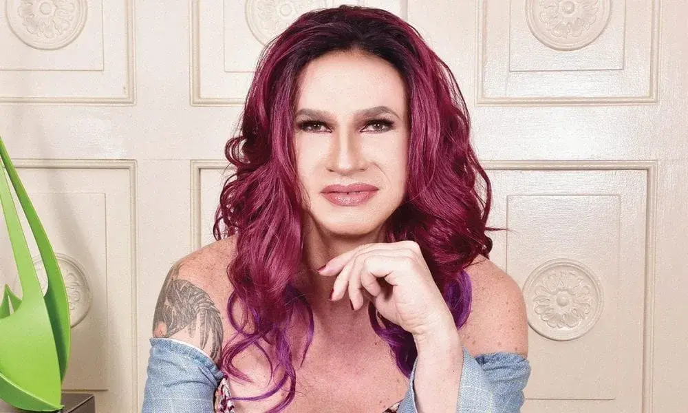 Retrato de Brigitte Baptiste mirando a la cámara. ¡Una bióloga muy reconocida aquí en Colombia!