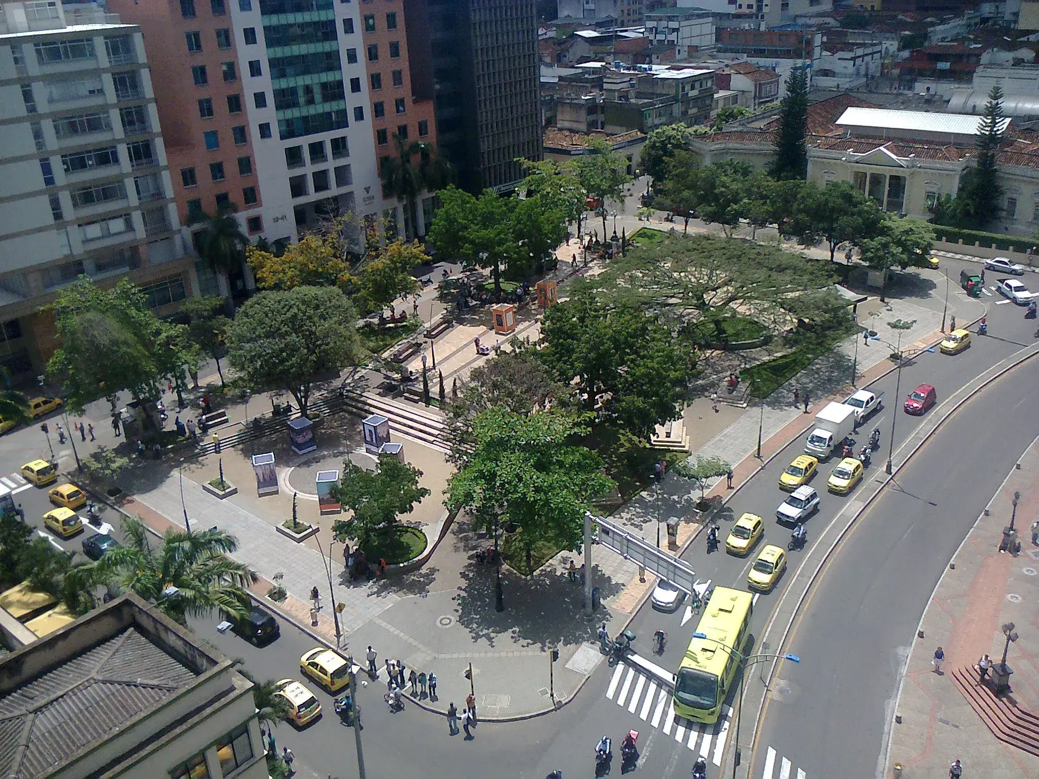 Vista aérea del centro de Bucaramanga con parque y vehículos