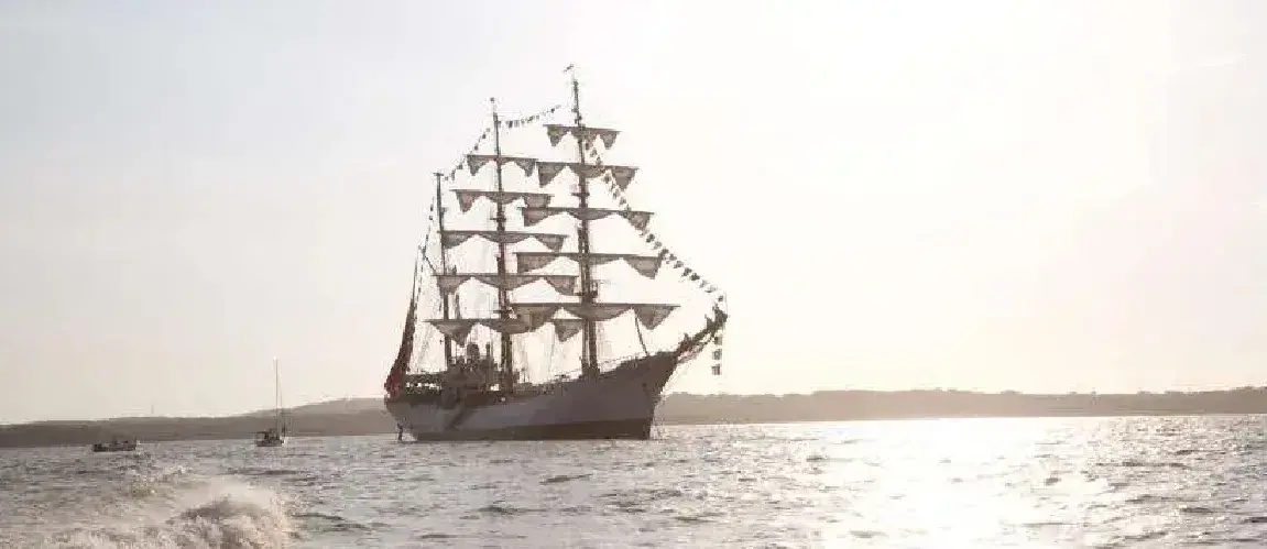 Buque Gloria navegando en Colombia