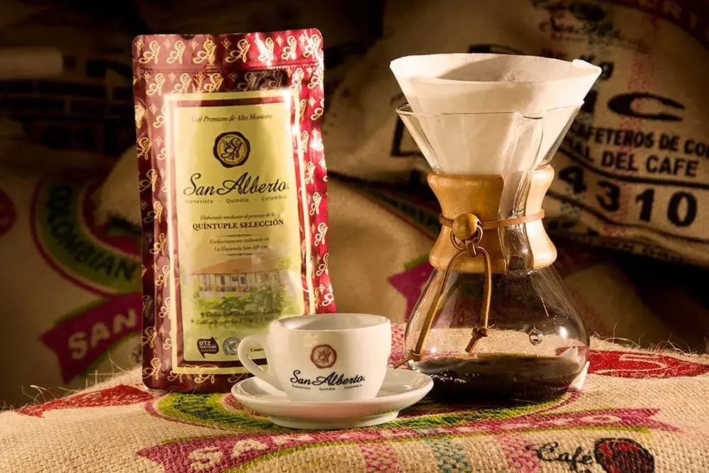 Café San Alberto servido en taza y método Chemex sobre costales