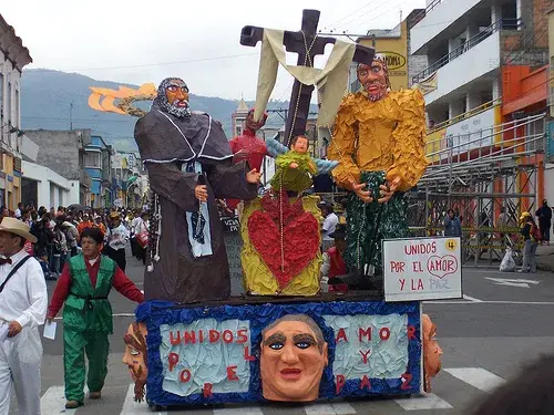 Carroza con figuras religiosas en una procesión en Colombia.