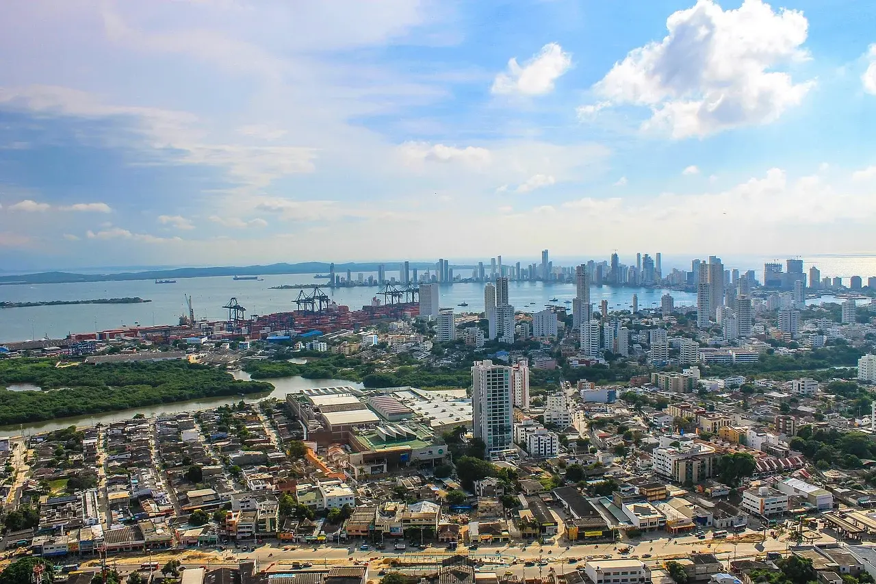 Panorámica de Cartagena con el puerto y rascacielos junto al mar