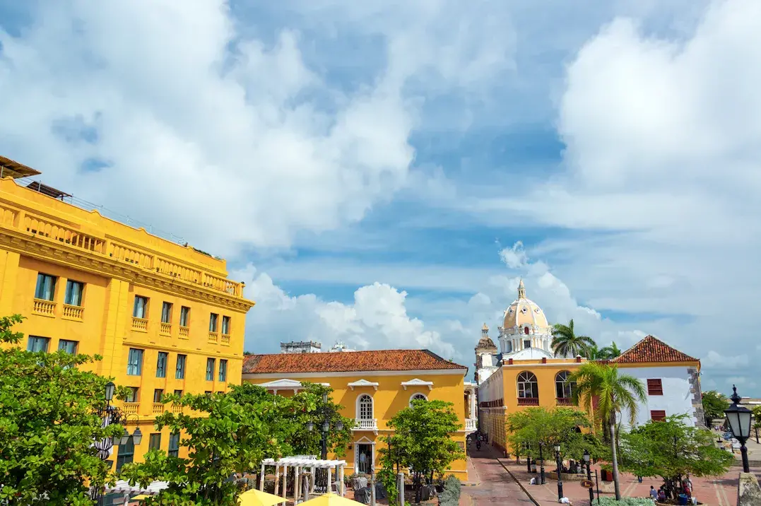 Ciudad amurallada de Cartagena, Colombia, con arquitectura colonial y mar Caribe